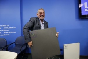 С.Петров, из "Квантум Электрик", с панелью своего керамического чудо-обогревателя
